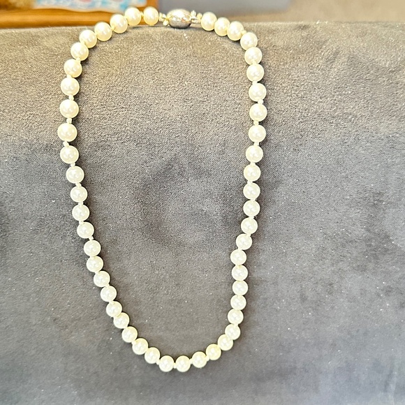 Faux White Pearl Necklace, Silver Tone Magnetic Clasp. 14” Long - Picture 11 of 13